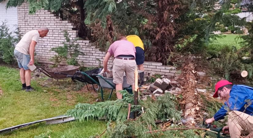 Szivárvány a vihar után: megható összefogással épül újjá a debreceni bölcsőde kerítése – fotókkal, videóval