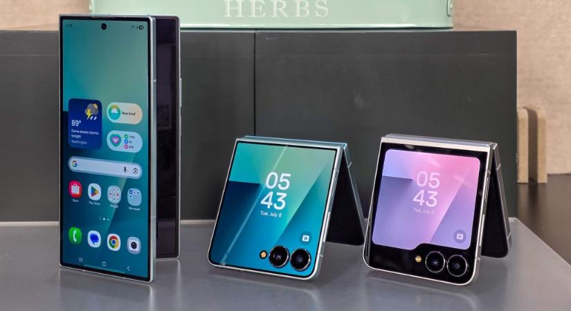 A Samsung bemutatta az első, a korábbinál 100 ezerrel olcsóbb hajlítható kijelzős FE mobilját