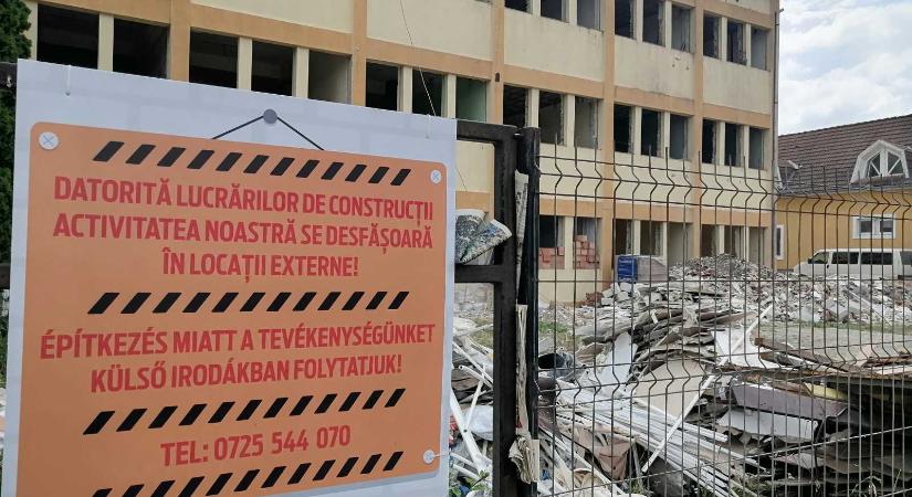 Teljes felújítás alatt az APIA központi épülete, de a tevékenység külső irodákban folytatódik