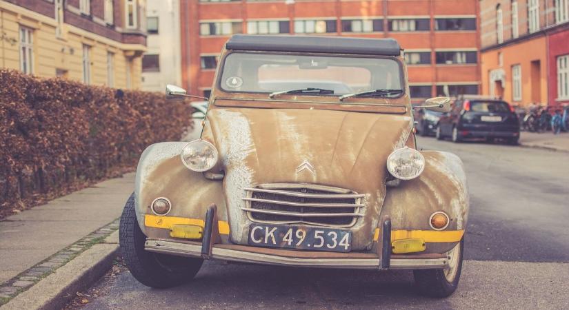 Az elforgatott kocsikerék az okos sofőrök titka: ezért parkolj így te is