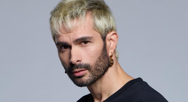 Mindent visz ByeAlex MÁV-os pólója, de annak felirata nem azt jelenti, amire elsőre gondolnánk