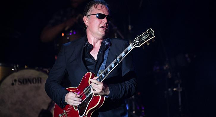Joe Bonamassa telt ház előtt zenélt a VeszprémFesten, videón, ahogy a húrok közé csap a blueslegenda