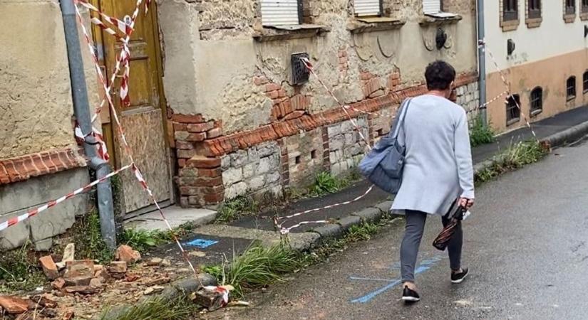 Bármikor összeomolhat egy ház Pécsen: emberek vannak bent! – VIDEÓ!