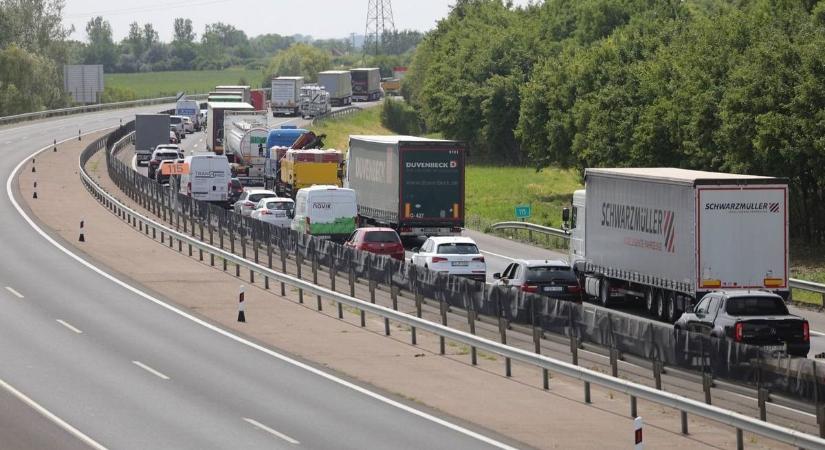Óriási a torlódás megint az M3-on