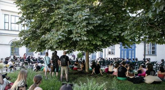 Idén is PIM KertLabor! Egész nyáron át tartó fesztivál indul a Károlyi-palota kertjében