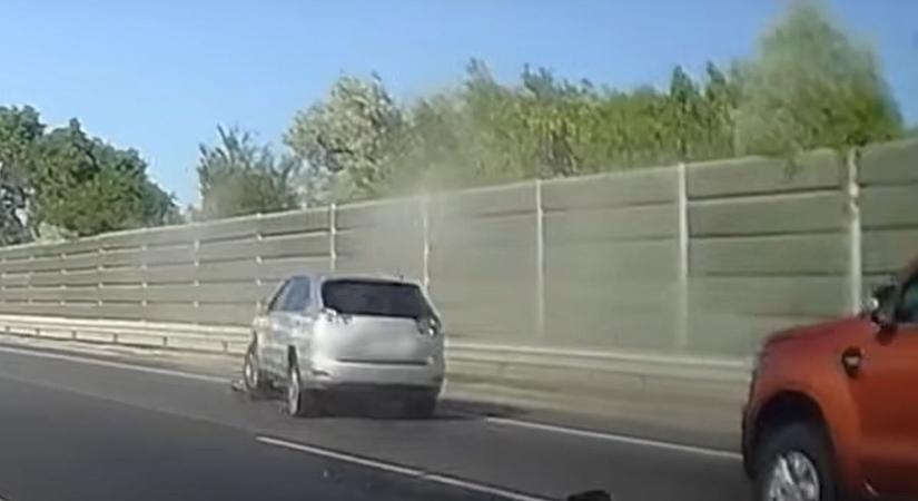 Megdöbbentően ijesztő videó az M7-esről: "végigtáncolta" a sávokat a Lexus, majd felkenődött a zajvédő falra - ittas volt a sofőr