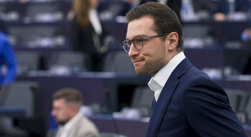 Fegyveres rendőrök lepték el Le Pen pártjának irodáját, "színtiszta politika" – mondja a pártvezér
