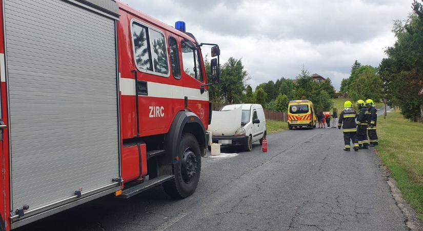 Óriási füst borította be az autót a Bakonyban, egy kismamát a mentők vittek el
