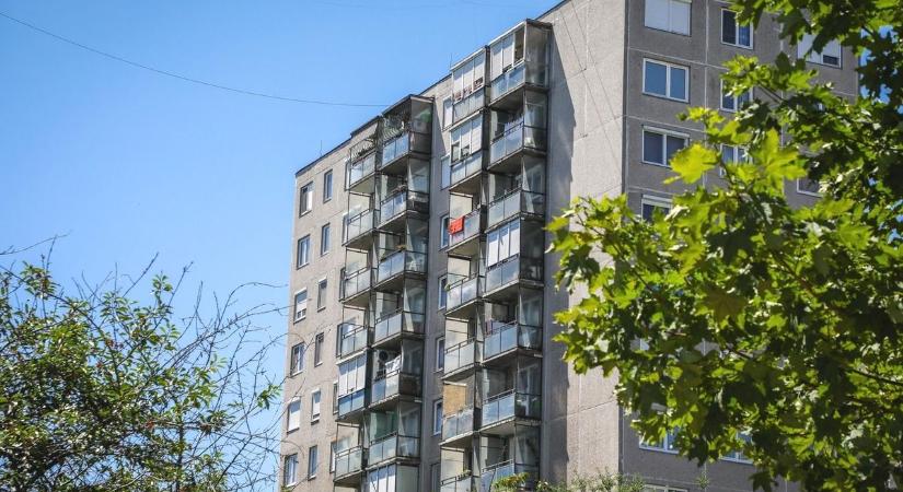 Riadóztatták a népes egri utca lakóit: kutyasétáltatás közben látták meg, mit csinál egy gyanús, 35 év körüli férfi