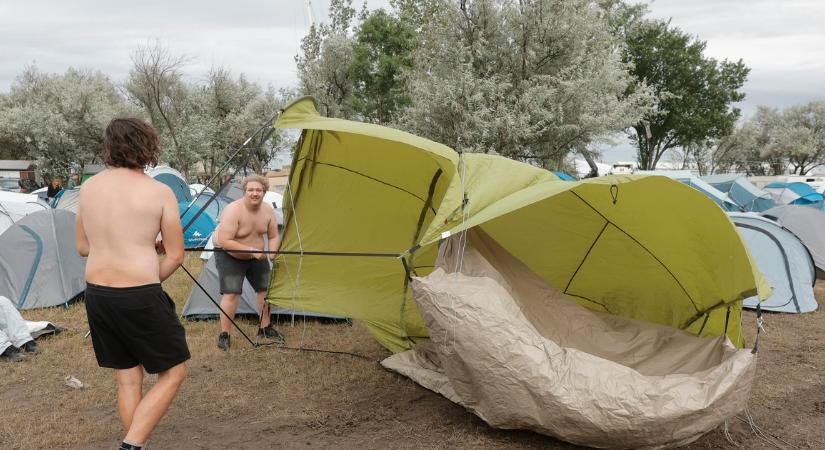 Erősen küzdenek a széllel, de már hangolódnak a fiatalok a koncertekre az EFOTT-on - fotók