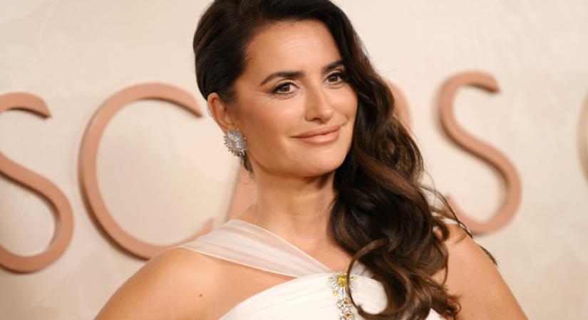 Rég volt ilyen csinos Penélope Cruz: élete legszebb ruhájában fotózták le