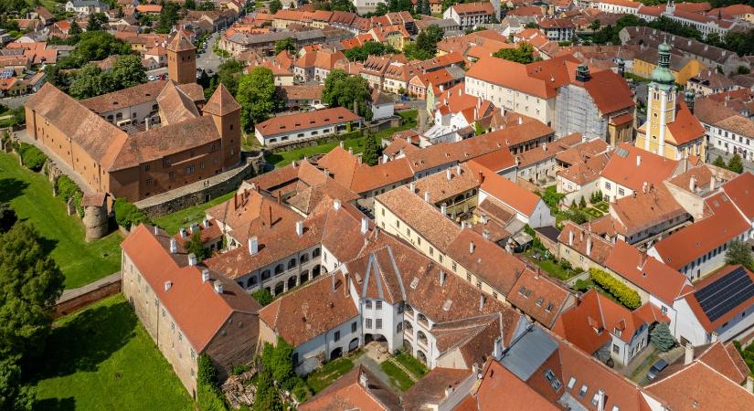 Gyanúsítottként hallgatták ki Kőszeg volt járási vezető ügyészét
