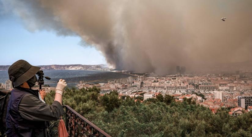 Átterjedt az erdőtűz Marseille-re - 800 tűzoltó küzd a lángokkal