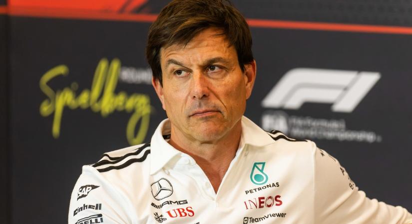 Kimi Räikönnent piás beszólása miatt ütötte meg a Mercedes főnöke