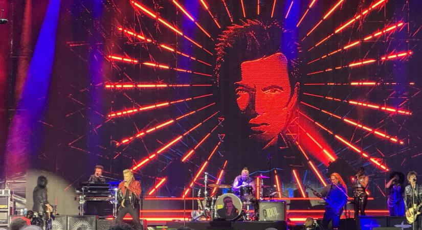 Profi hakni: Billy Idol újra Budapesten koncertezett