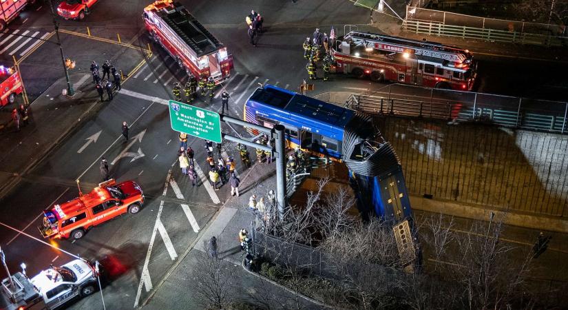 Szörnyű baleset: felüljáróról zuhan le utasaival egy busz