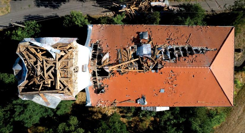 Premier plán: Megrongálódott református templom a hajdú-bihari Sápon július 8-án