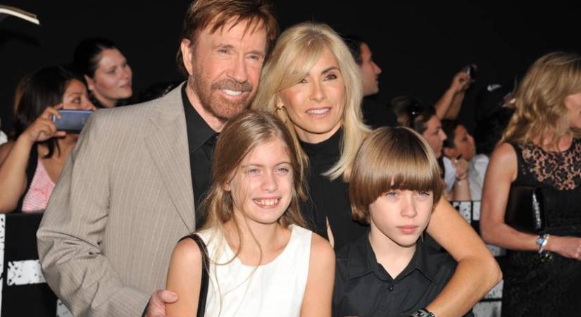 Chuck Norris 23 éves ikreivel és szép feleségével pózolt: friss fotón a sztár gyönyörű családja