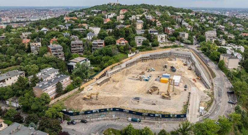 Eltűnőben a Gellért-hegyen ejtett tájseb – Lebontották a Munkásőrség parancsnoki épületét