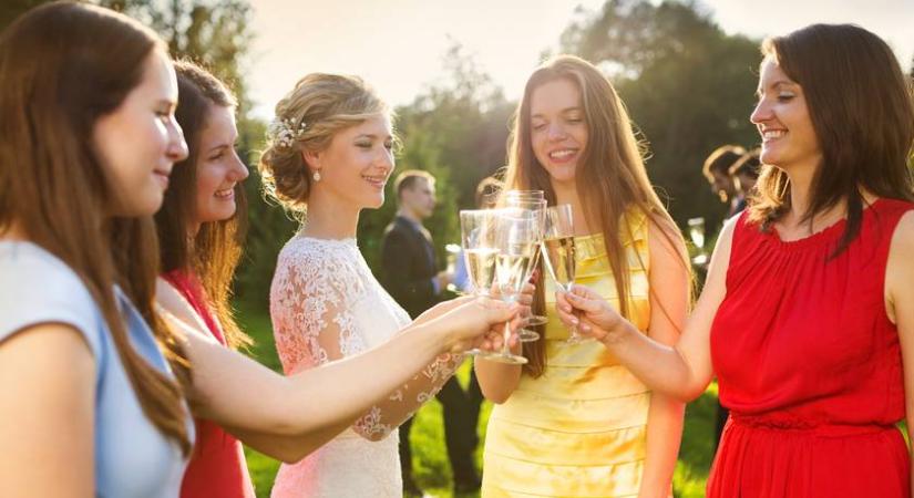 Óriási illetlenség így megjelenni egy esküvőn: 12 tiltólistás ruhadarab és kiegészítő