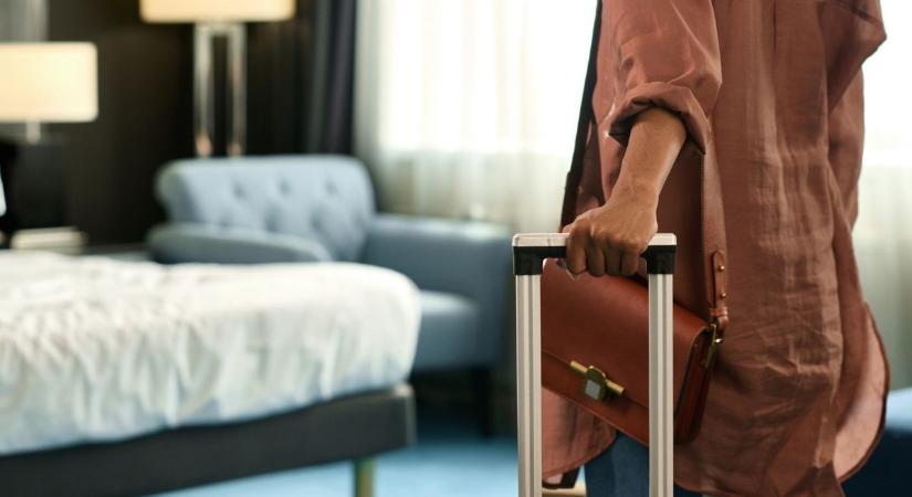 Miért teszik a turisták a bőröndöt a kádba? A válasz riasztóbb, mint gondolnád
