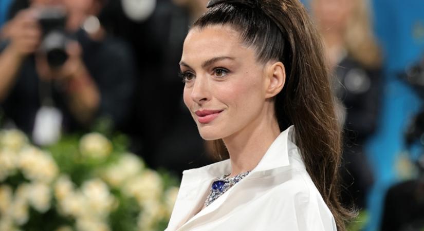 Megáll az ész Anne Hathaway vadonatúj fotósorozatától: melltartó nélkül pózolt a kamerának a 42 éves színésznő
