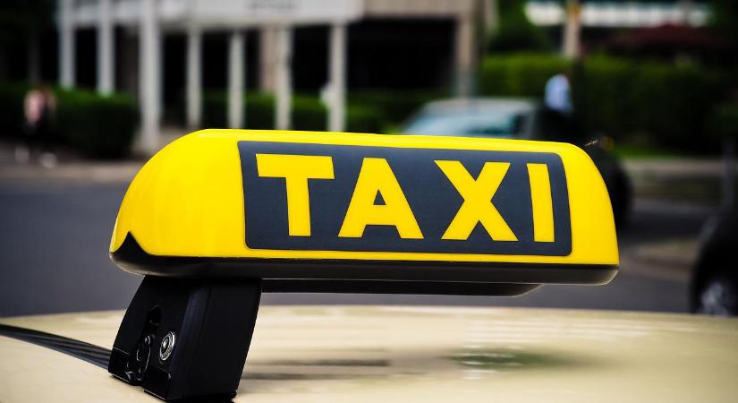 Dráma Budapesten: egy taxisofőr és a rendőrök küzdöttek egy idős asszony életéért