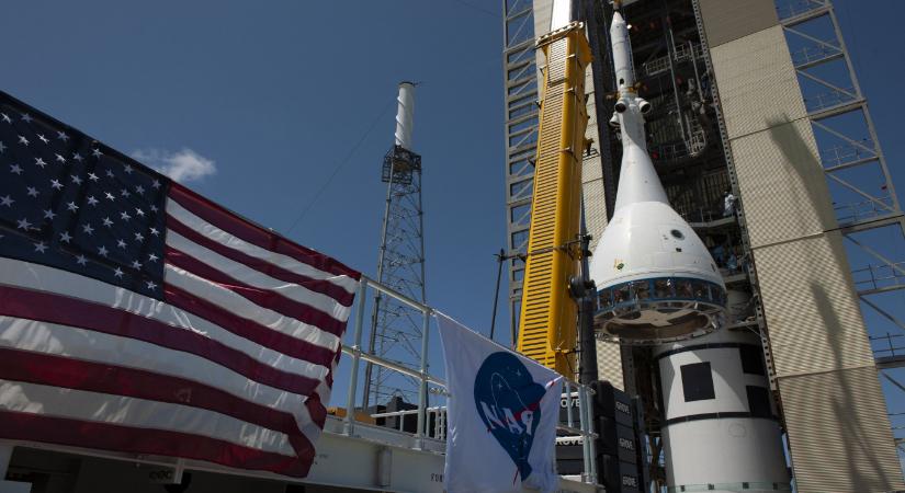 A közlekedési minisztert nevezte ki Trump a NASA élére, ahonnan több mint 2000 vezető beosztású személyt építenének le