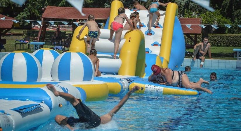 Úszó játszótér boldogítja idén is a gyöngyösi strandra látogató gyerekeket