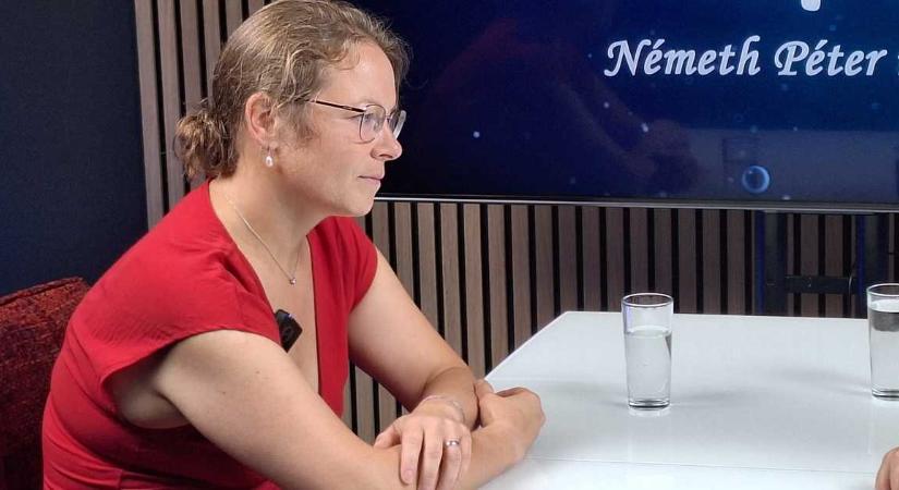 Elárverezik Szentkirályi Alexandra tollsöprűjét
