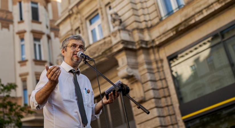 Hadházy szerint Tiborcz 400 ezres bőrcipőt villantott az amerikai követségen, de nem ez a baj