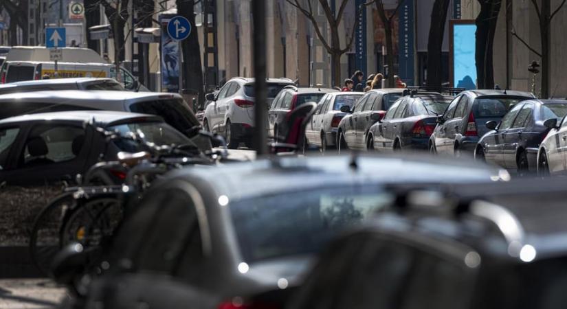 Az autópálya-matricák után a parkolásnál is eltűnhet a kényelmi díj