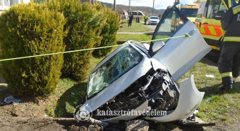 Kerítést átszakítva az udvaron landolt egy autó kora reggel