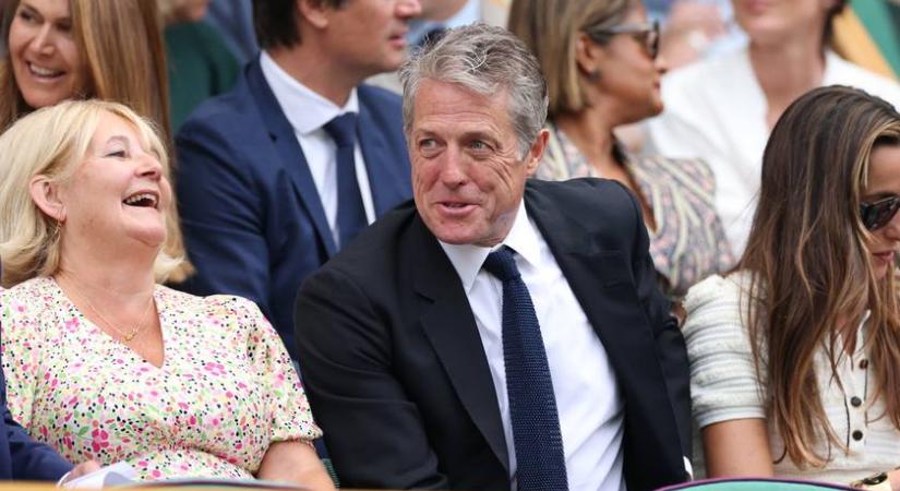 Hugh Grant így elaludt Kamilla királyné mögött ülve: videón a vicces eset
