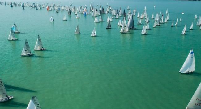 Kékszalag – Elrajtolt a tókerülő verseny mezőnye Balatonfüredről