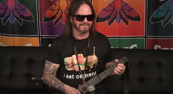 "Filléres" Temu-s gitárokon kellett játszania Gary Holt-nak (videó)