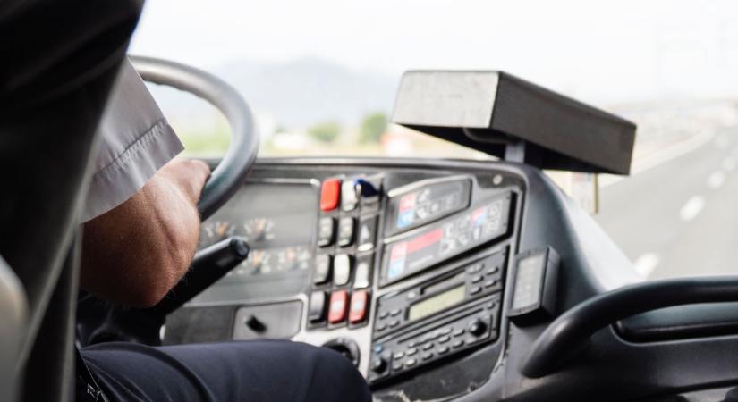 Vérfagyasztó jelenet Nyíregyházán: egy egész család rohant a busz elé!