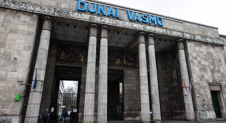 Elvadult kóbor macskák százai lepték el a bezárt dunaújvárosi vasmű területét
