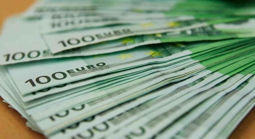 Újvidék: Azzal gyanúsítják, hogy 22 ezer eurót lopott el egy autóban hagyott kistáskából