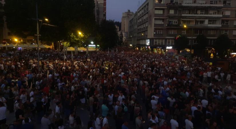 Blokád alá veszik az intézményeket a tüntetők
