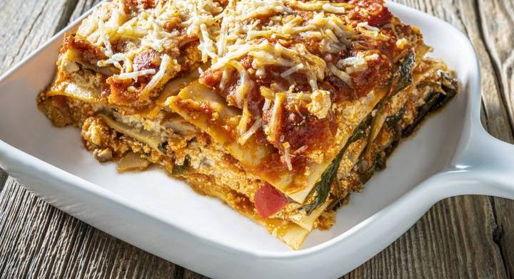 Zöldséges lasagne nyári kiadásban: sűrű paradicsomszósszal sül