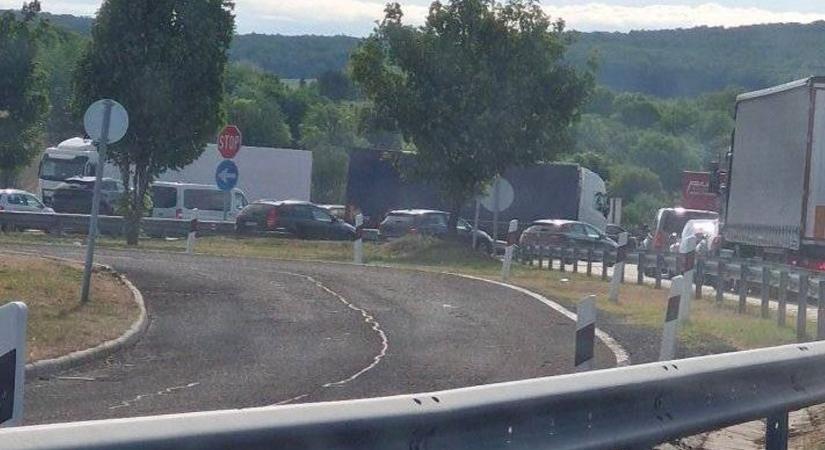 Helyzetjelentés: Az M1, M7 autópályánál is hatalmas torlódás (részletek)
