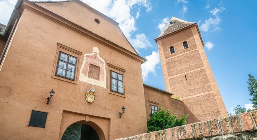 Infantilis szomszédok, Márai, egy pop-up kapitány és egy kozmikus test: Kőszeg nyáron sem viccel