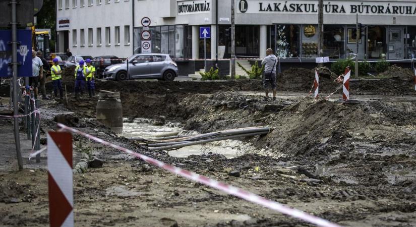Újra megtörtént a baj, áll a víz a Külsővásártéren! – helyszíni fotóval, videóval