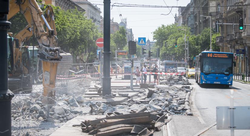 Második ütemébe ért a nagykörúti villamosvonal felújítása a Jászai Mari tér közelében