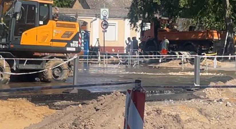Megint folyik a víz a Külsővásártéren, dolgoznak a hiba elhárításán