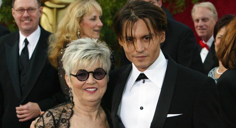 Johnny Depp édesanyja bottal, cipővel és telefonnal is megverte a színészt