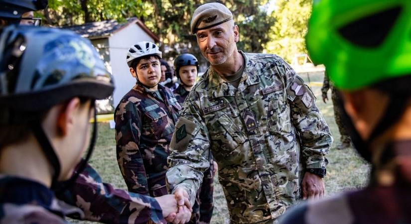 Fontos dolgot tett Szolnokon a Kiképzés főszereplője, most látott napvilágot a hír – galériával, videóval