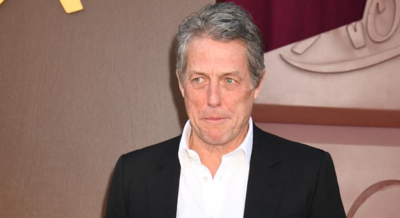 Hugh Grant a királyi páholyban bóbiskolt el Djokovics wimbledoni meccse közben – fotó