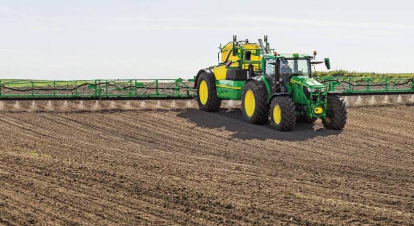 Intelligens technológia, elsőosztályú precizitással – John Deere R900-as permetezőcsalád